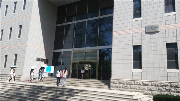 同學(xué)進館參觀