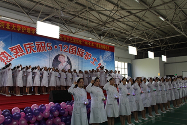 2016年河北大學(xué)護(hù)理學(xué)院5.12國(guó)際護(hù)士節(jié)“絢青春”頒獎(jiǎng)授帽儀式