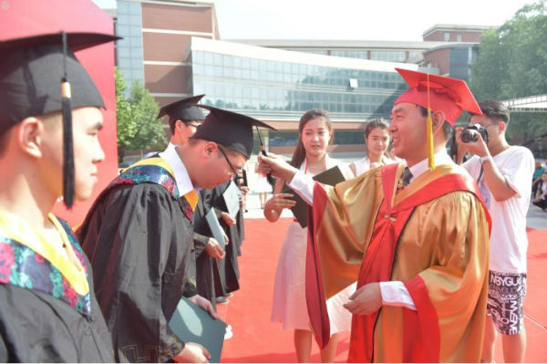 傅廣生為畢業(yè)生代表頒發(fā)畢業(yè)證和學(xué)位證
