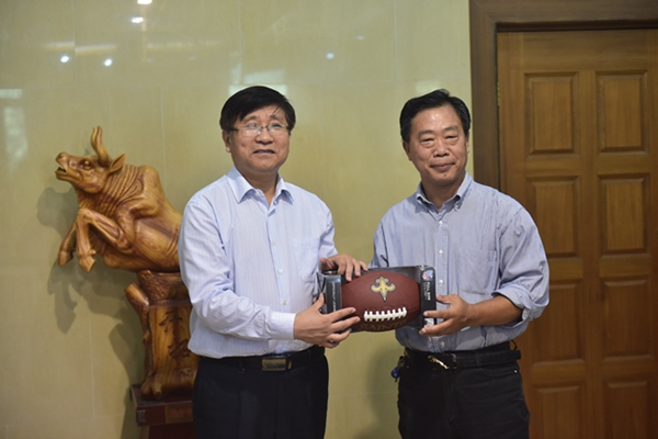 楊學(xué)新副校長與中方院長溫榮耀教授合影