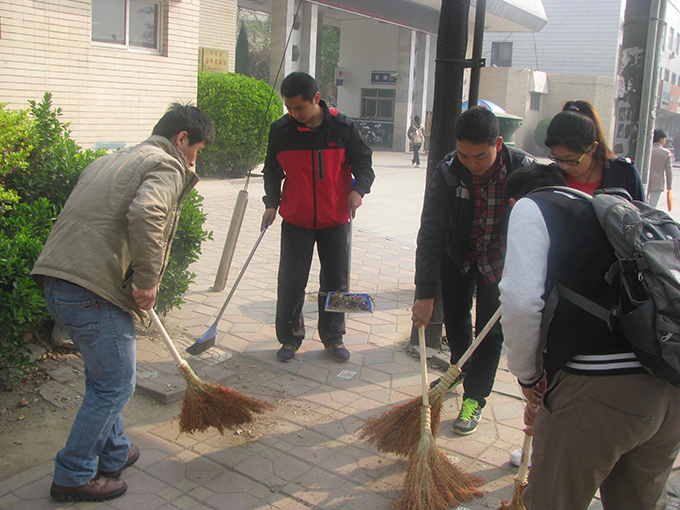 圖2 共同打掃學校門口